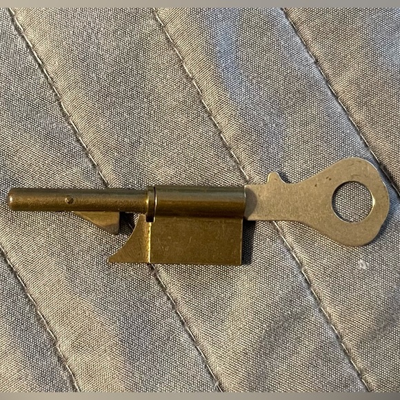 VINTAGE KEYHOLE PROTECTOR LOCK ANTIQUE Independent Lock Company Fitchburg Mass - Picture 2 of 2